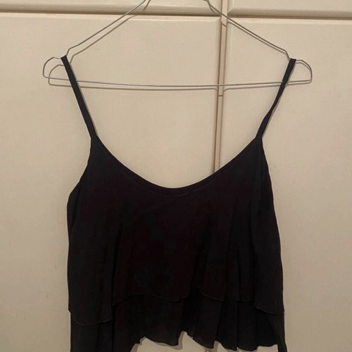 Top sleeveless crop black like new with double fabric layers