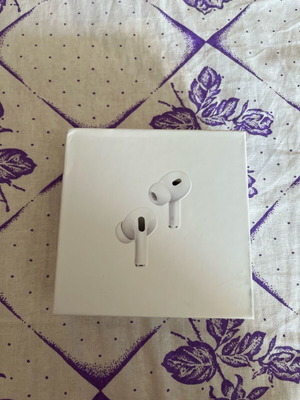 AirPods Pro 2nd Generation употребявани, едното не работи, в отлично състояние