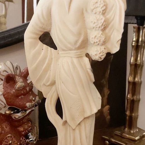 Vintage decorative figurine made of high-quality resin in ivory color, like new