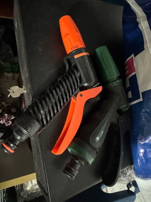 Watering guns like new, set of 2 pieces