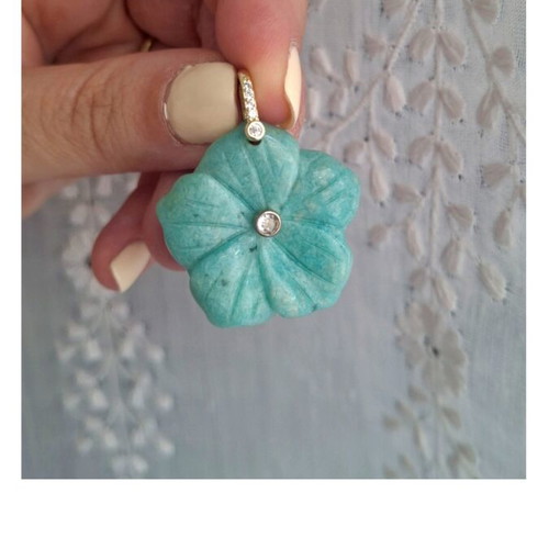Stone motif pendant like new