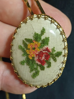 Vintage μενταγιόν με κέντημα petit point