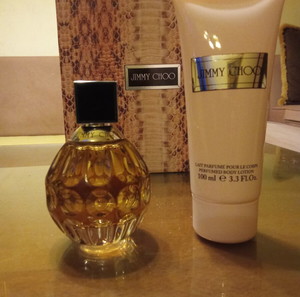 Γυναικείο άρωμα Σετ JIMMY CHOO 60ML Eau de Parfum & Body Lotion 100mlΔεν χρησιμοποιήθηκε ποτέ