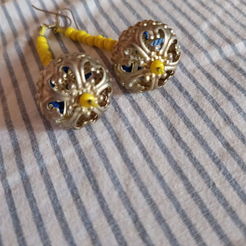 Dangling earrings new with detailed finish, yellow and silver