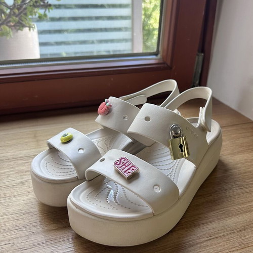 Crocs Brooklyn 4U women's platform sandals with Jibbitz charms, beige