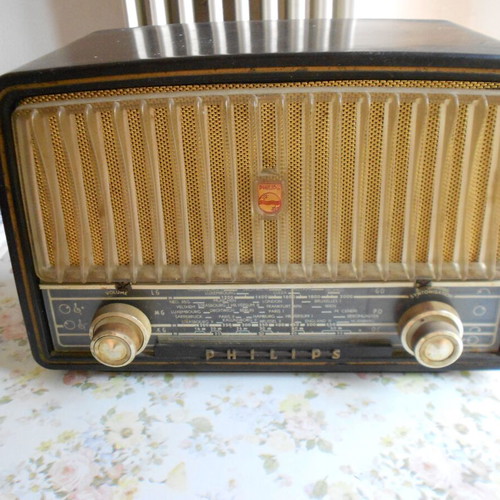 Philips vintage tabletop radio with unknown functionality