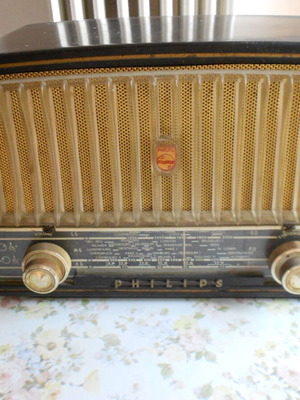 Philips vintage tabletop radio with unknown functionality