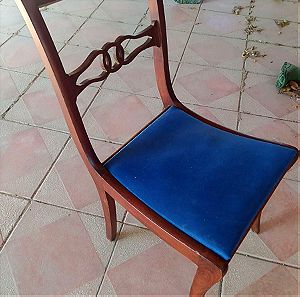 Καρέκλα ξύλινη, μπλε μαξιλάρι, ελαφρά κεκλιμένη πλάτη