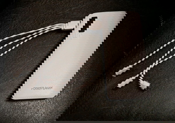 Ολοκαίνουριο  Power Bank με ενσωματωμένο καλώδιο 3 σε 1