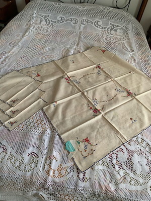 Large embroidered tablecloth new with 3 napkins, vintage from the 1960s