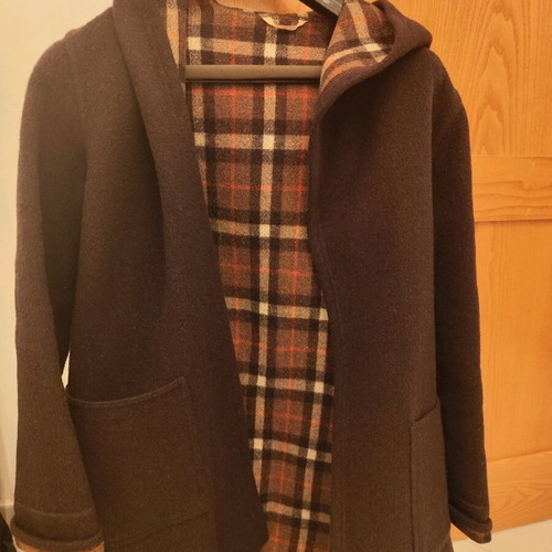 Wool coat like new, brown, with belt and hood size M