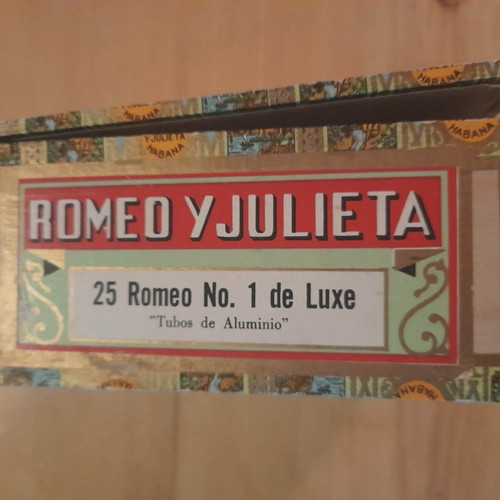 Vintage wooden Romeo y Julieta 25 Cedro Deluxe No.1 cigar box used