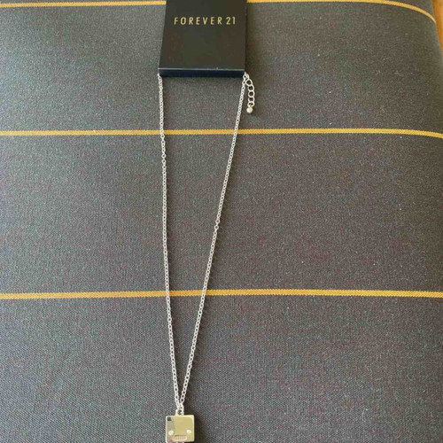 Forever 21 necklace like new, silver color