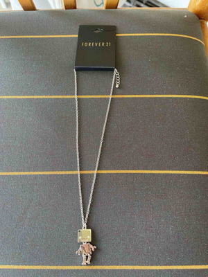 Forever 21 necklace like new, silver color