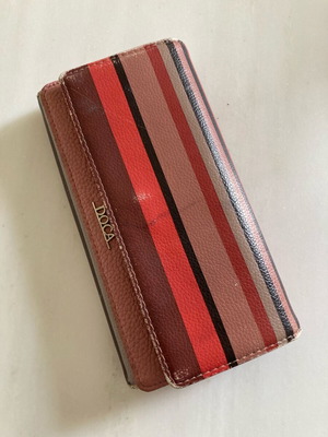 Дамско портмоне Doca от изкуствена кожа употребявано с райе капак