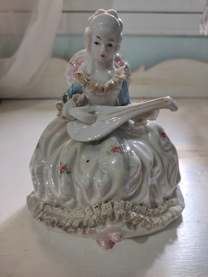 Vintage porcelain decorative figurine 14 cm, like new