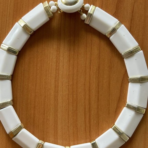 Set of 2 necklaces used, white shade with shells and synthetic pieces
