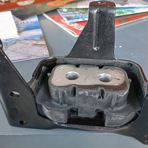 Chrysler PT Cruiser transmission mount new, 2003-2007, 2.4L