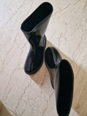 Women's patent leather galoshes new, size 39, black