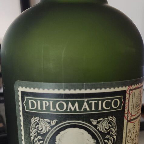 Diplomático Reserva Exclusiva bottle used for handmade creations