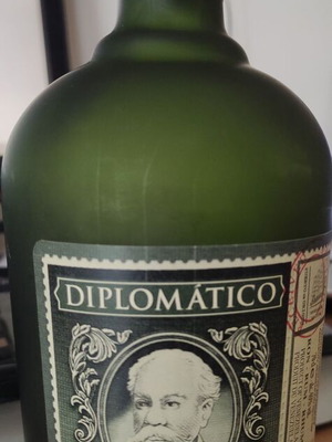 Diplomático Reserva Exclusiva bottle used for handmade creations