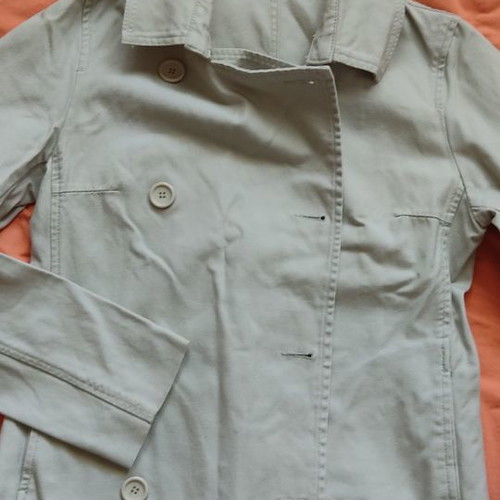 Summer short trench coat used in beige-gray color