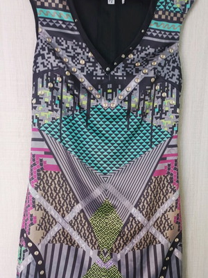 Attrativo Κοντό Φόρεμα Μεταχειρισμένο Με Πολύχρωμο Τύπωμα