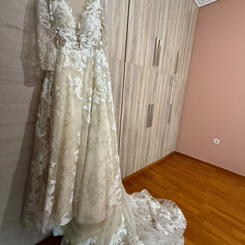 Wedding dress, in excellent condition from a well-known company