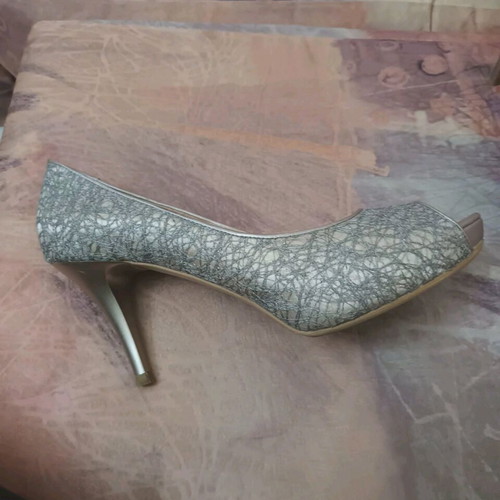 Leather peep toe pumps silver like new, size 40