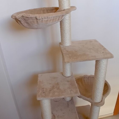 Cat scratching tree like new, 7 levels