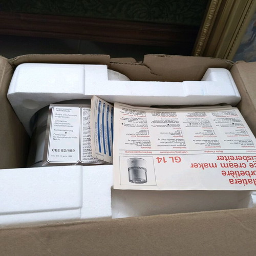 Ice cream maker collectible like new, vintage