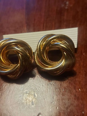 Metal earrings new, elegant, vintage style, gold color