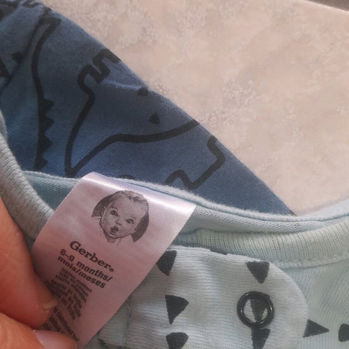 Gerber baby bodysuits used, 6-9 and 3-6 months, pack of 5