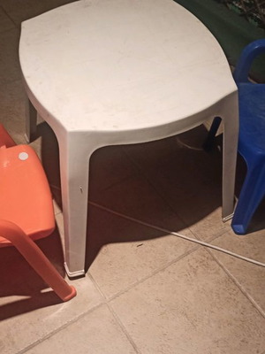 Τραπεζάκι και δύο παιδικές καρέκλες σετ μεταχειρισμένο