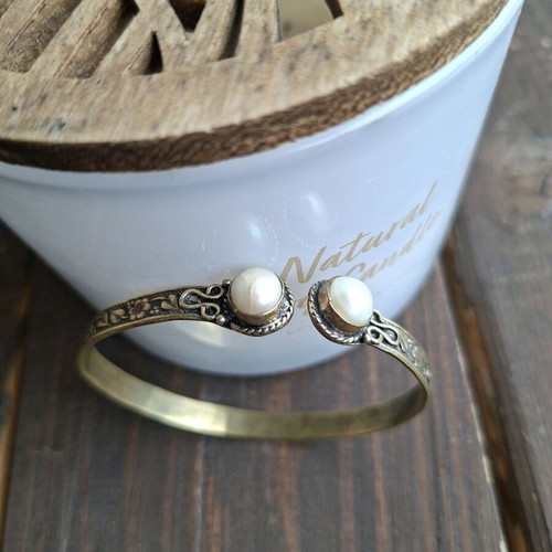 Bracelet with bronze floral motifs and real pearls used