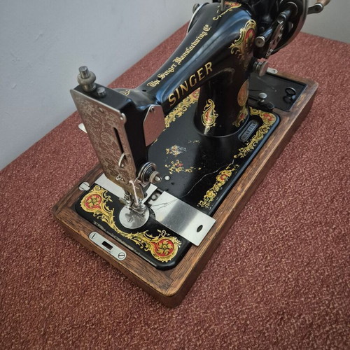 Singer sewing machine 1934 like new with original wooden case
