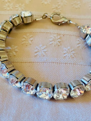 Handmade rhodium-plated tennis bracelet used with clear crystals