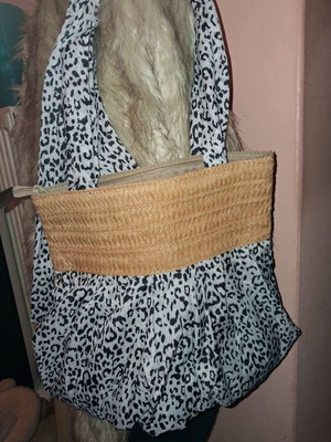 Fabric shoulder bag like new with straw, black and white