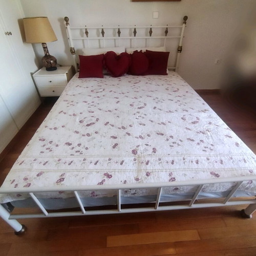 Double bed with nightstand like new, includes mattress