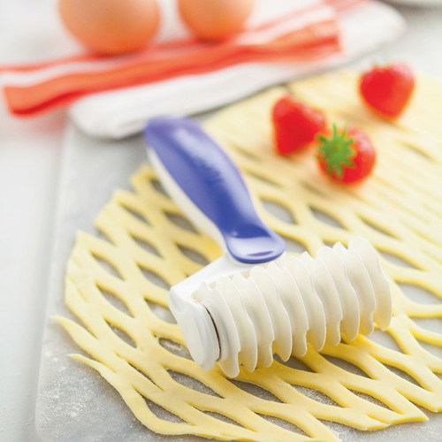 Tupperware dough roller new with 2 replacement parts and patterns