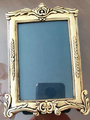 Vintage brass frame like new with acanthus leaf decorative elements