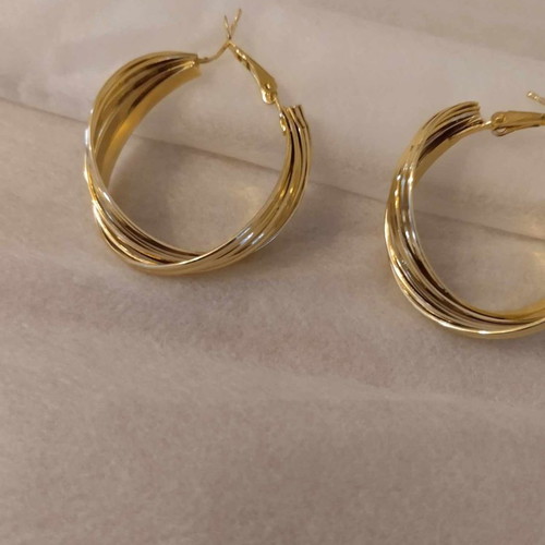Asymmetric earrings with embossed ridges gold color new