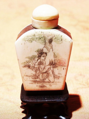 Αρωματοδοχείο από ξύλο και κόκκαλο μεταχειρισμένο, ασιατική τέχνη 19ος αιώνας