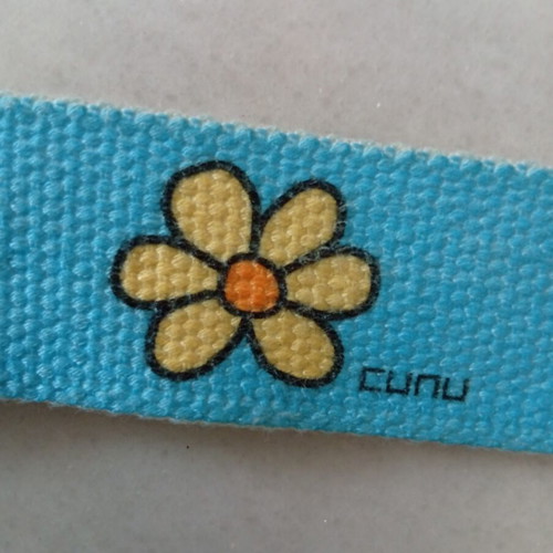 Fabric belt with daisy pattern like new, adjustable metal clip