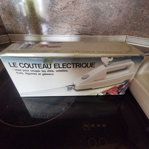 Electric Knife used with two blades and wall mount