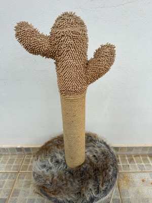 Pet Camelot Cactus cat scratching post like new