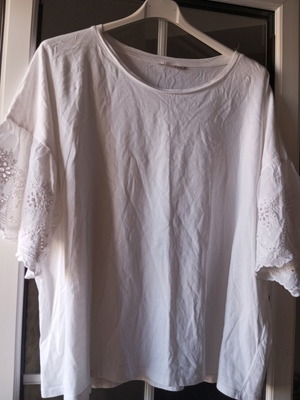 Blouse used, white, XXL with holes in the middle, very wide