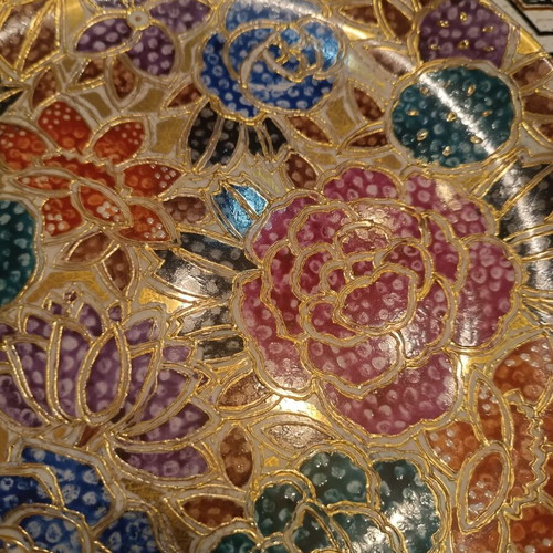 Vintage decorative plate like new with roses on gold background