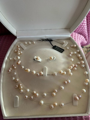 Fiera pearl necklace and earrings set like new, white