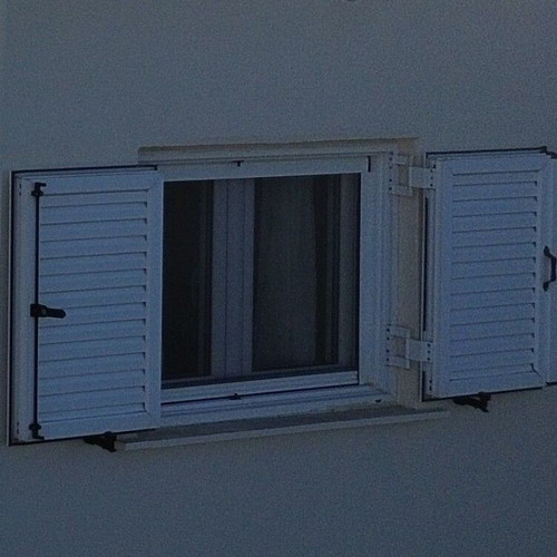 Aluminum windows like new with roller screens, set of 7